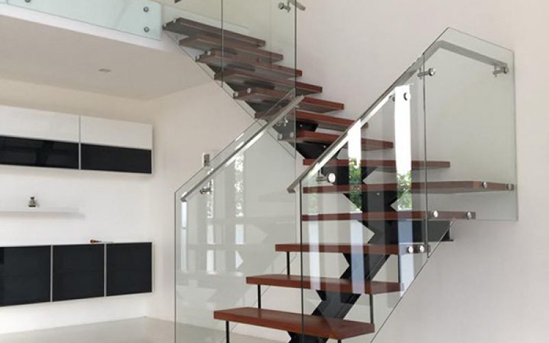 Cầu thang kính inox.